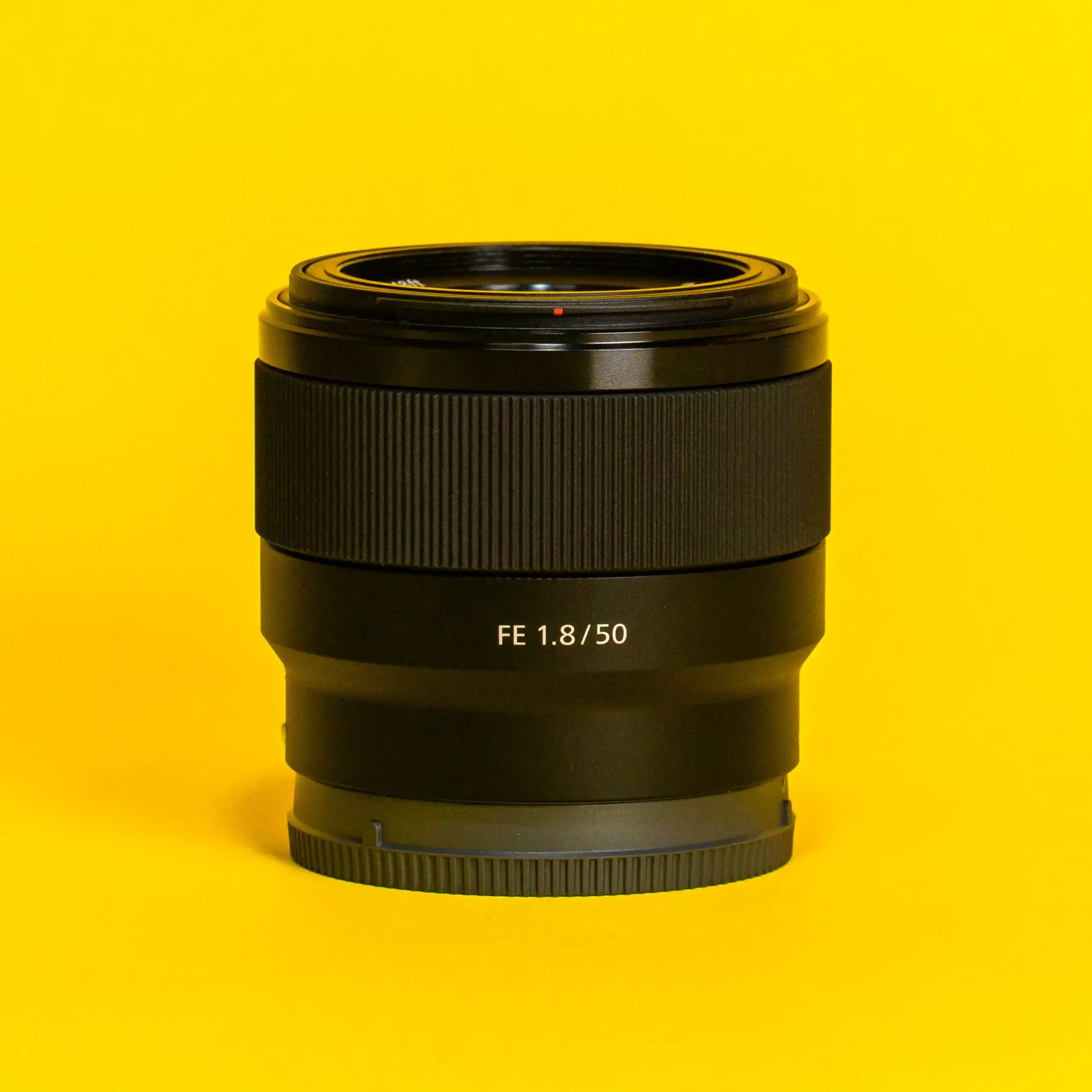 لنز 50mm FE F1.8 سونی از نمای روبرو