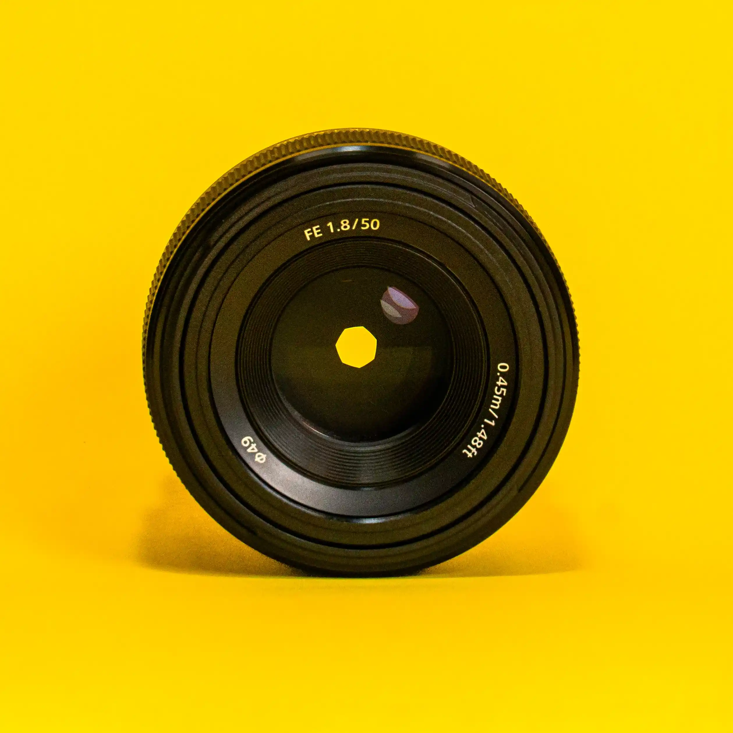 لنز 50mm FE F1.8 سونی از نمای زیر