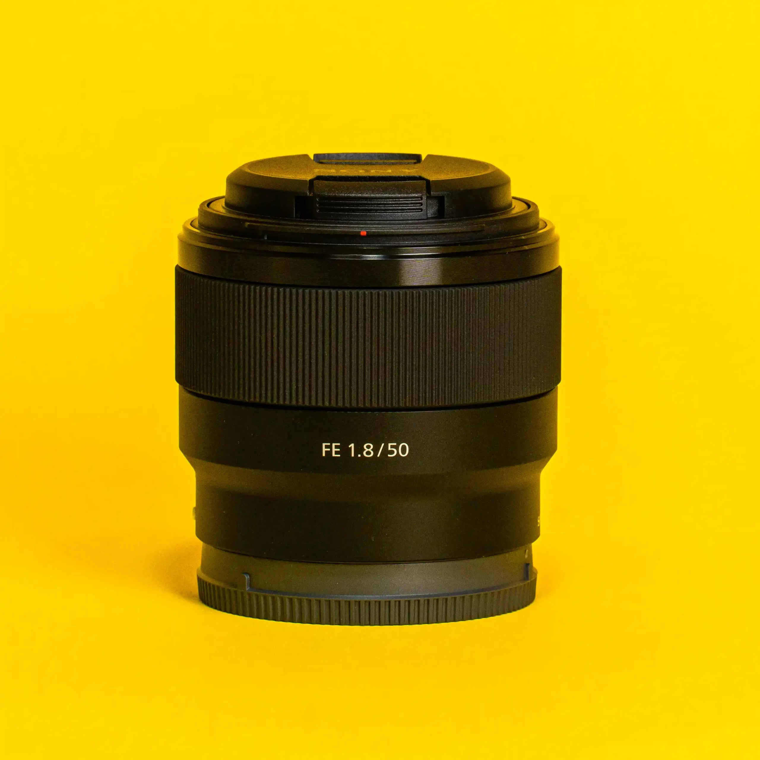 لنز 50mm FE F1.8 سونی با درپوش