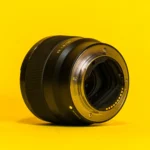 لنز 50mm FE F1.8 سونی از زاویه سه رخ