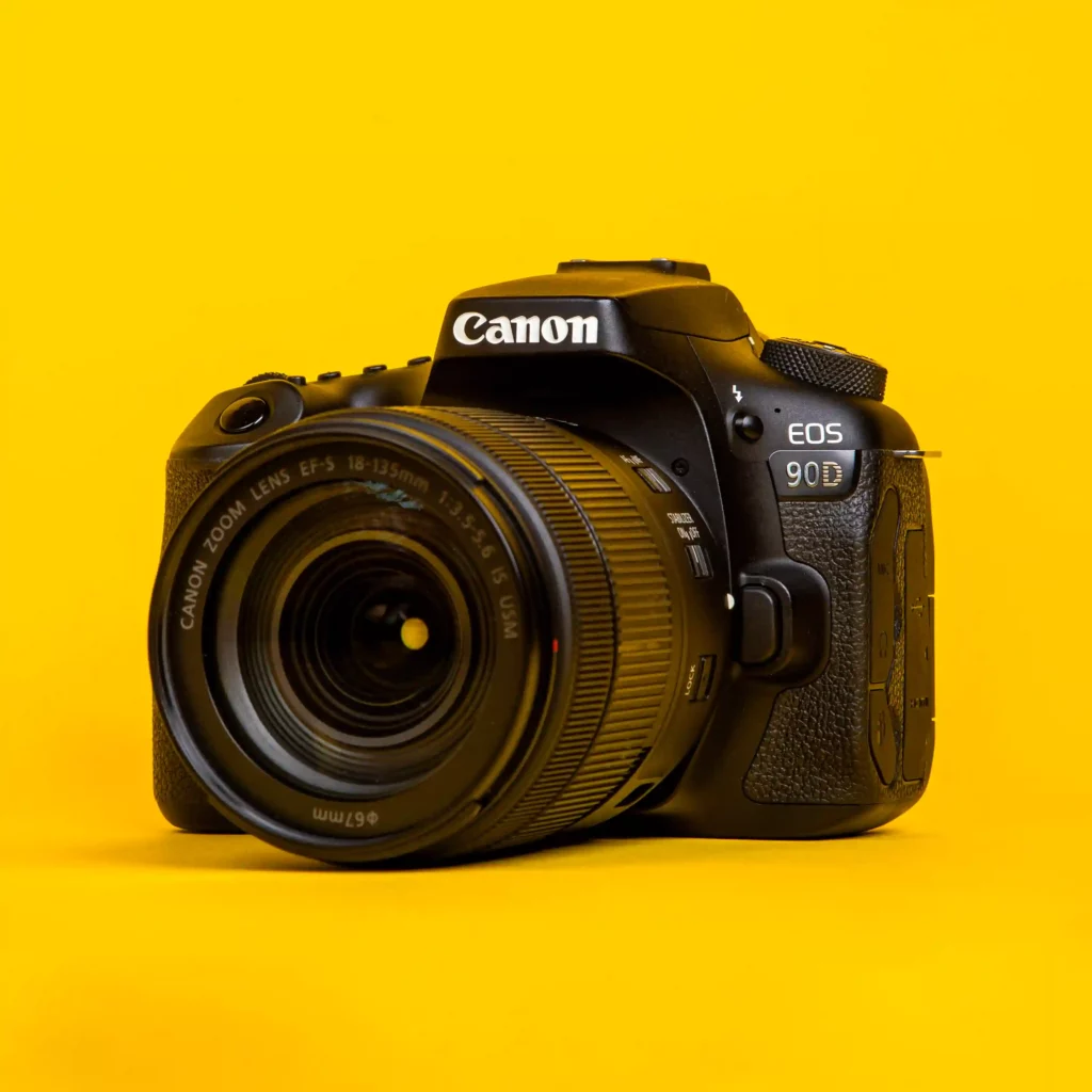 دوربین CANON 90D از نمای سه رخ